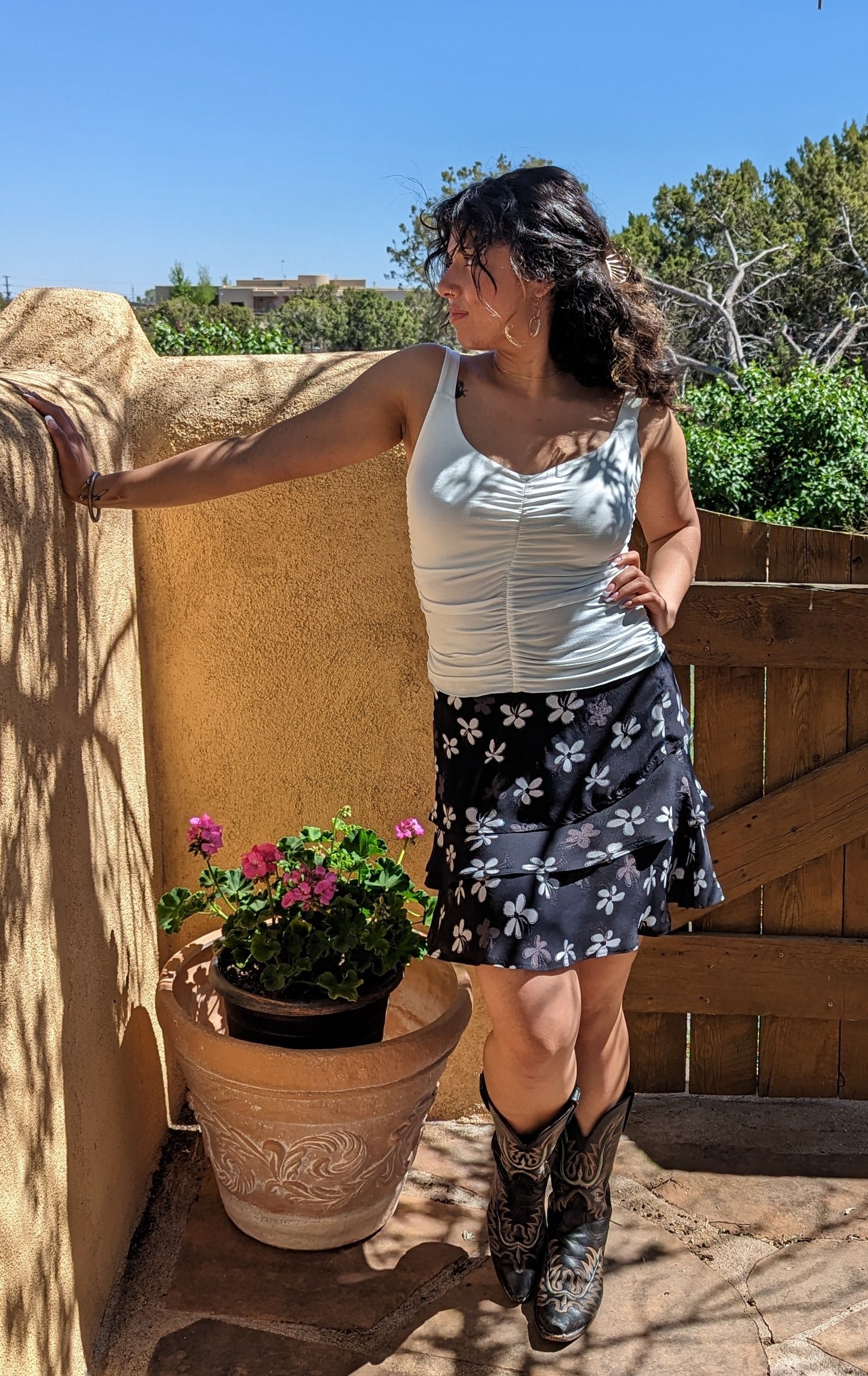 Bucko-Tiered Crepe Skirt-Black/White Daises